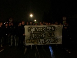 Protest in Voorhout bij de aankomst van de bussen met economische immigranten